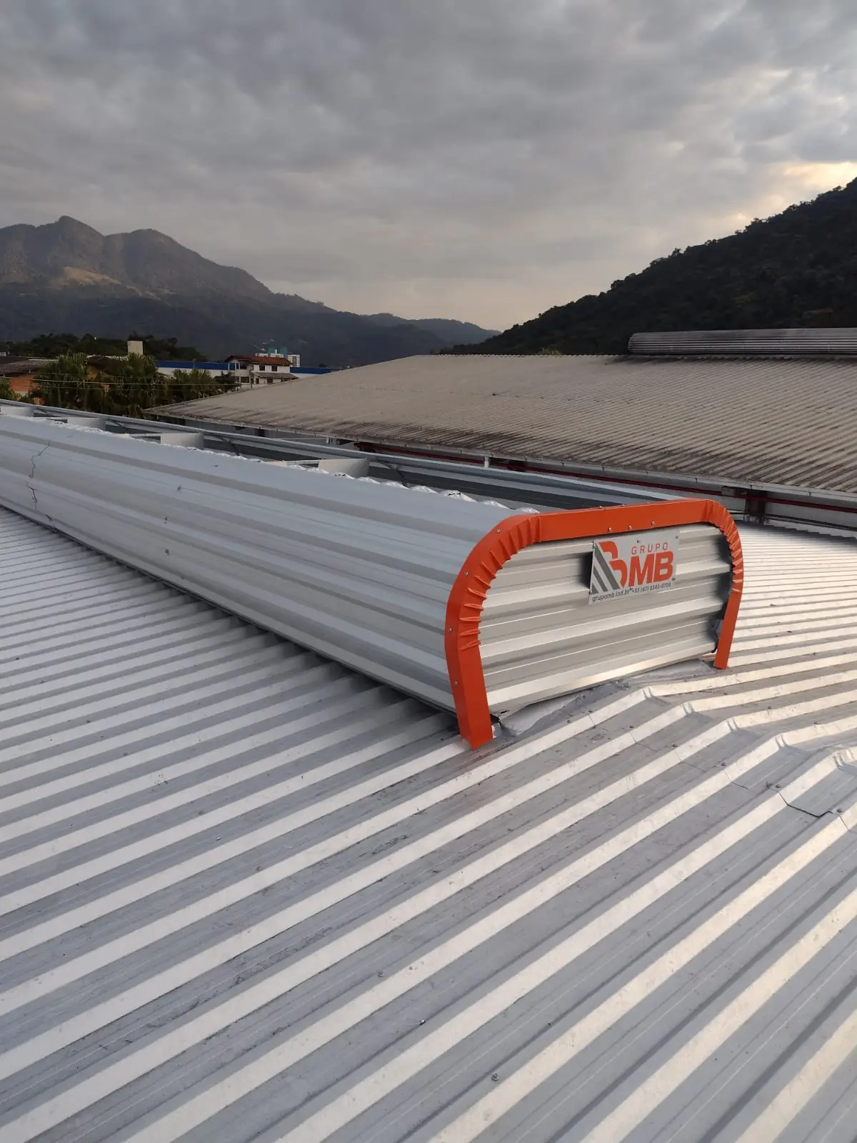Lanternim Grupo MB instalado em telhado industrial